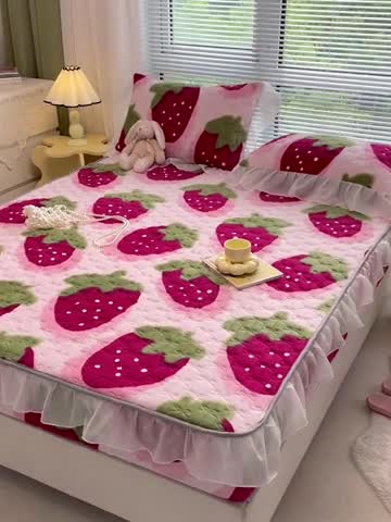 91家纺网 家纺一手货源 找家纺 安哆啦 2022新款绗缝加厚磨毛夹棉花边牛奶绒床笠 草莓甜心