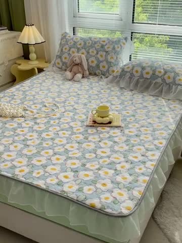 91家纺网 家纺一手货源 找家纺 安哆啦 2022新款绗缝加厚磨毛夹棉花边牛奶绒床笠 淡蓝花海