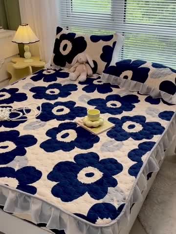 91家纺网 家纺一手货源 找家纺 安哆啦 2022新款绗缝加厚磨毛夹棉花边牛奶绒床笠 复古蓝花