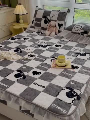 91家纺网 家纺一手货源 找家纺 安哆啦 2022新款绗缝加厚磨毛夹棉花边牛奶绒床笠 格子羊咩咩