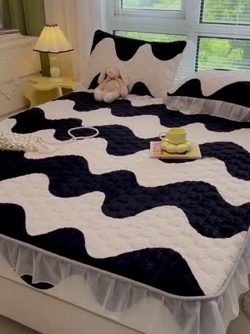 91家纺网 家纺一手货源 找家纺 安哆啦 2022新款绗缝加厚磨毛夹棉花边牛奶绒床笠 黑色大波浪