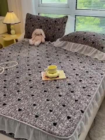 91家纺网 家纺一手货源 找家纺 安哆啦 2022新款绗缝加厚磨毛夹棉花边牛奶绒床笠 黑色小爱心