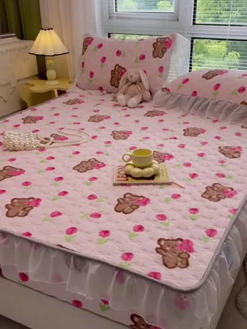 91家纺网 家纺一手货源 找家纺 安哆啦 2022新款绗缝加厚磨毛夹棉花边牛奶绒床笠 花朵熊熊