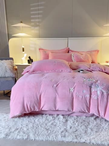91家纺网 家纺一手货源 找家纺 宅家居 2023新款蒂娜系列加厚牛奶绒刺绣四件套 蒂娜-粉色