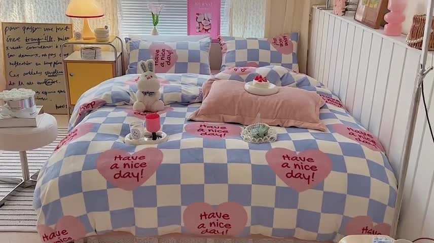 91家纺网 家纺一手货源 找家纺 顾里 2022新款ins少女保暖牛奶绒套件 场景二 方块爱心