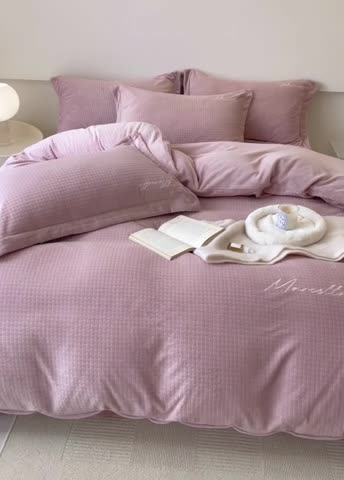 91家纺网 家纺一手货源 找家纺 潘朵拉 2022新款编织刺绣牛奶绒四件套 编织豆沙