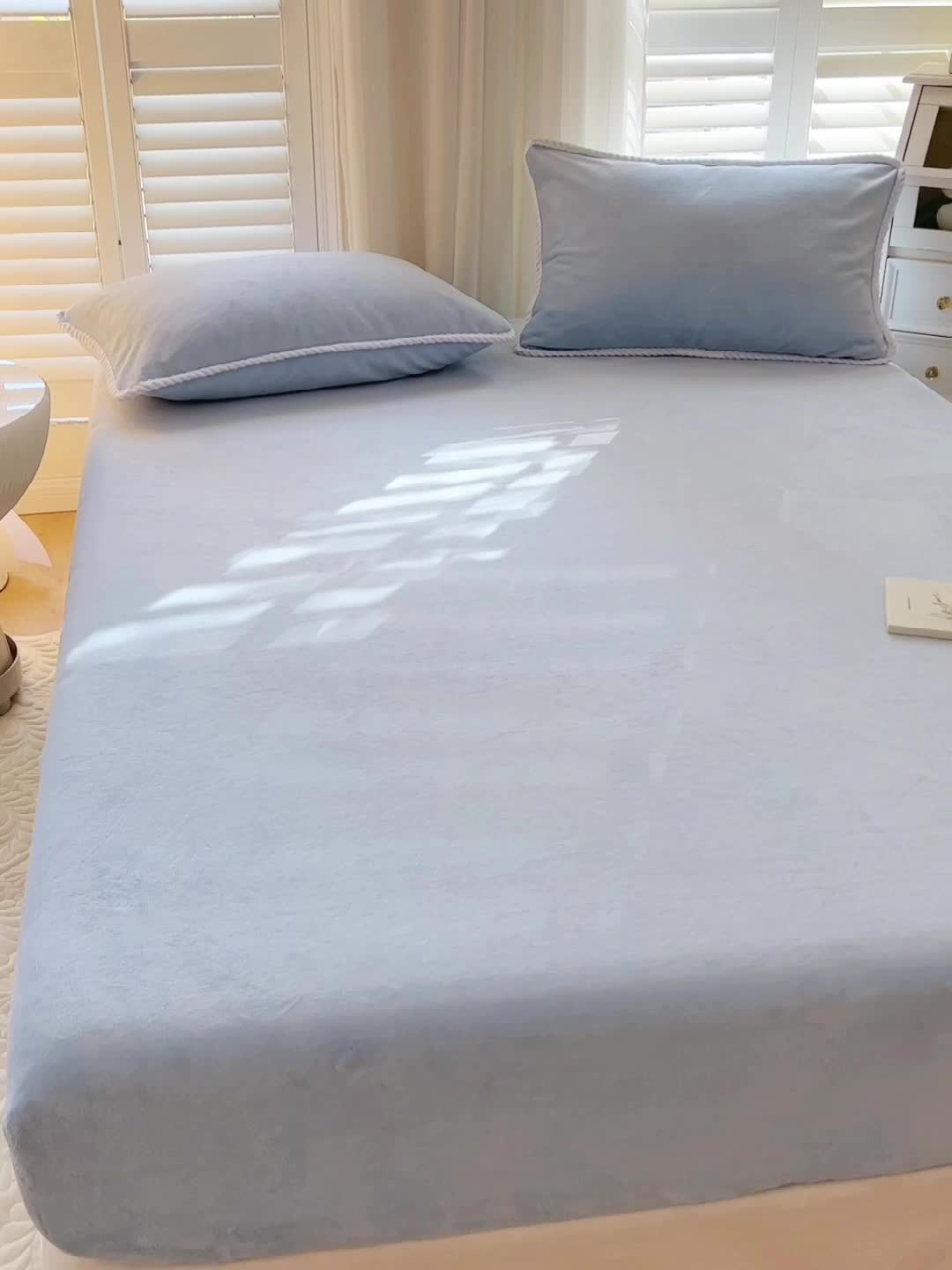 91家纺网 家纺一手货源 找家纺 857家居 2022新款牛奶绒纯色床笠浅灰