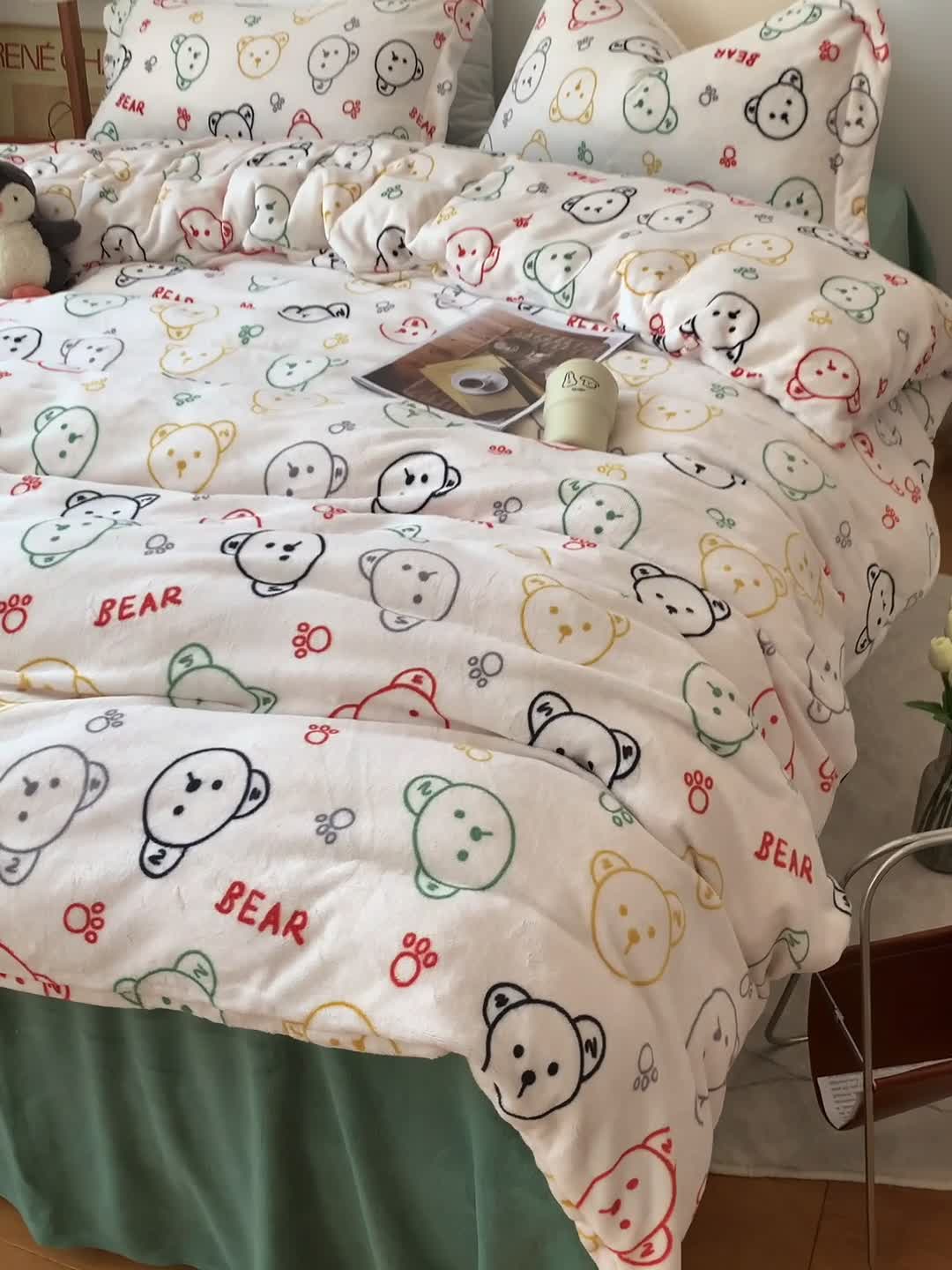 91家纺网 家纺一手货源 找家纺 时年 2022新款全消光牛奶绒印花四件套 彩色小熊