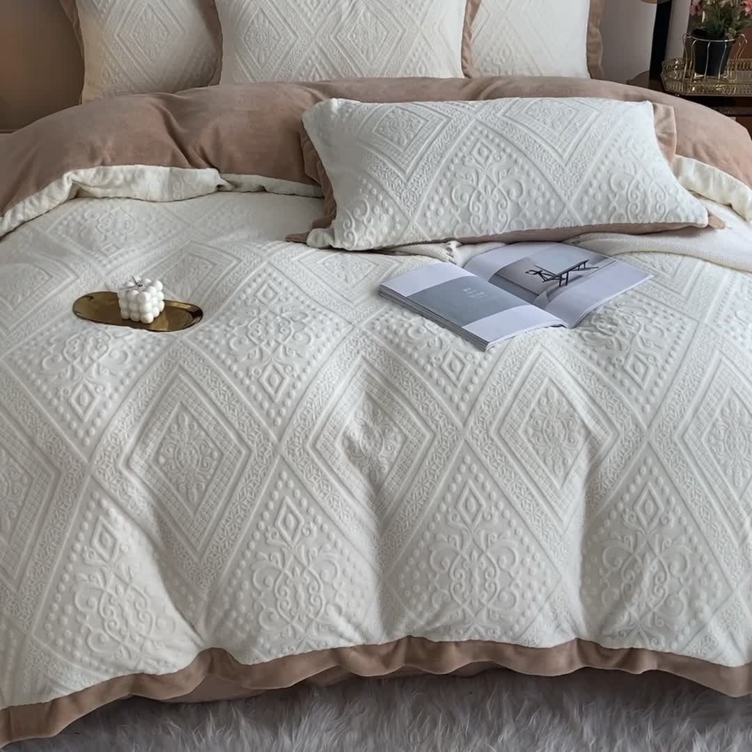 91家纺网 家纺一手货源 找家纺 （总）铠畅2022新款230克轻奢简约烂花绒牛奶绒剪花四件套