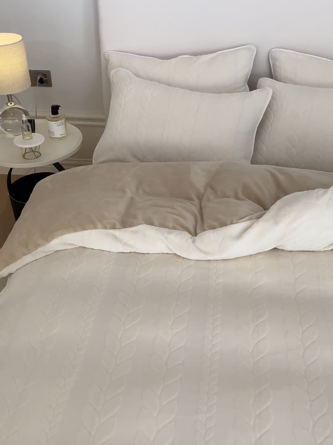 91家纺网 家纺一手货源 找家纺 棉眠 2022新款全消光立体雕花牛奶绒嵌绳款四件套 椿奶咖