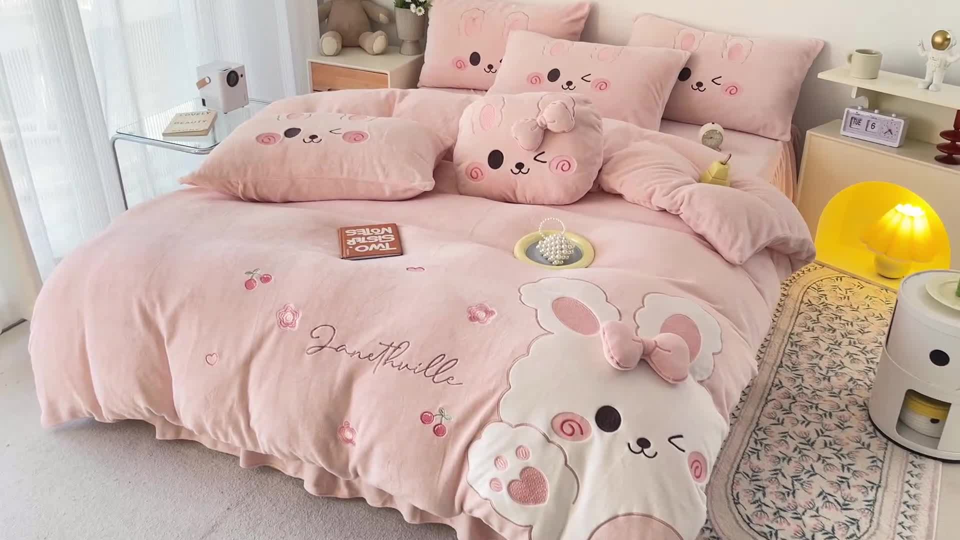 91家纺网 家纺一手货源 找家纺 （总）2025新款牛奶绒卡通绣花四件套-可爱兔实拍图 粉色