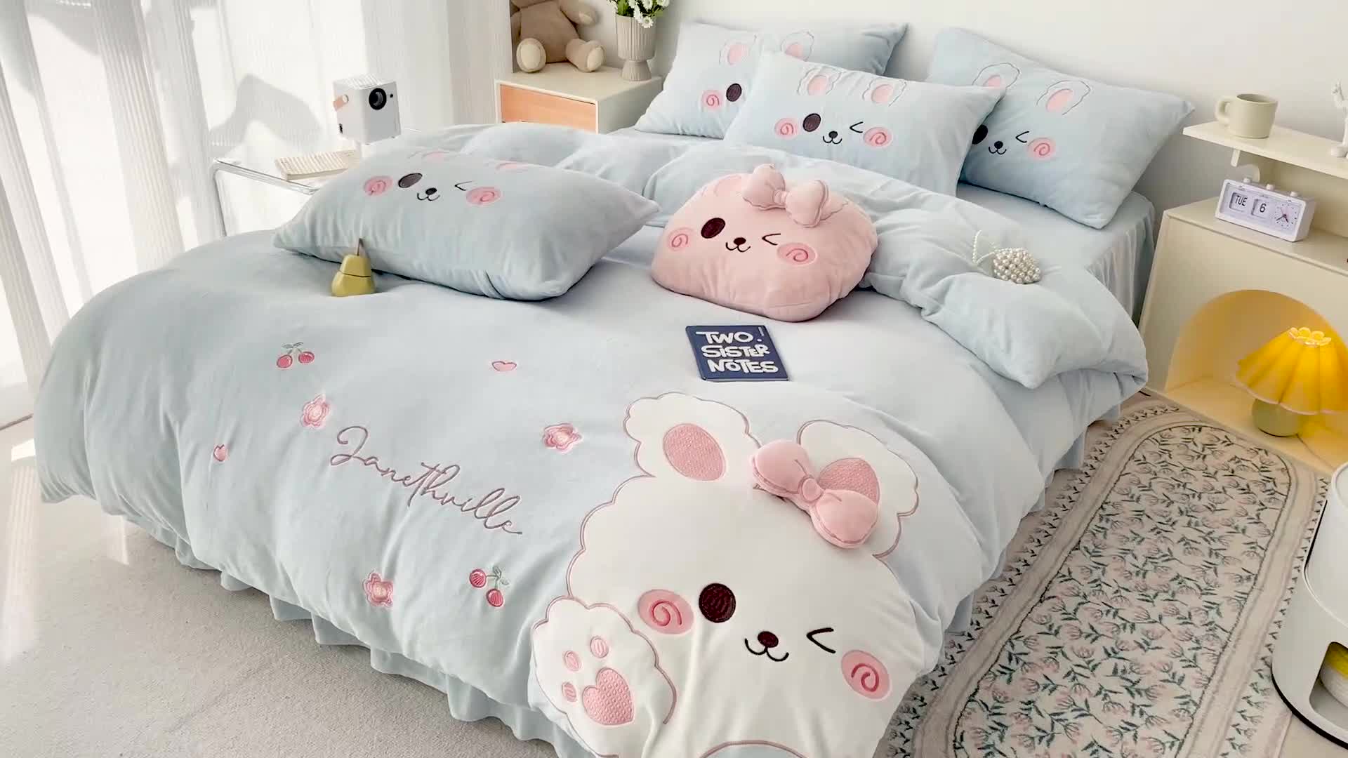 91家纺网 家纺一手货源 找家纺 亲亲公主 2025新款牛奶绒卡通绣花四件套实拍图 可爱兔蓝色