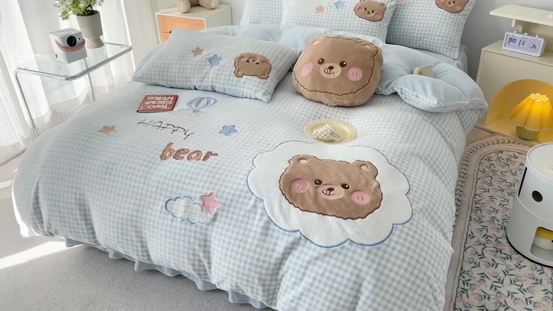 91家纺网 家纺一手货源 找家纺 (总)亲亲公主新款牛奶绒卡通绣花四件套-可爱兔实拍图蓝色小熊