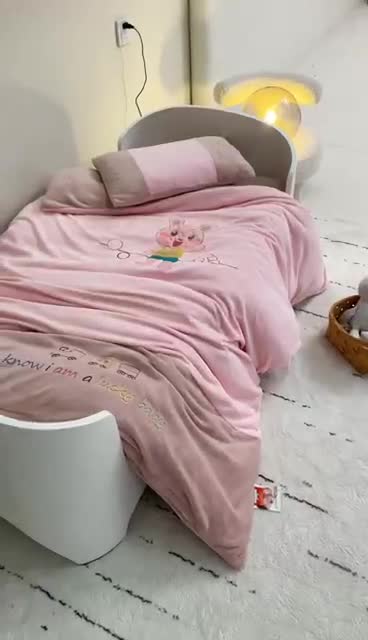 91家纺网 家纺一手货源 找家纺 喜多兔 2022新款全消光牛奶绒幼儿园三件套-小伙伴 粉色魔力小兔子