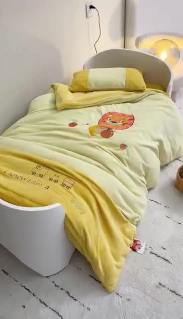 91家纺网 家纺一手货源 找家纺 喜多兔 2022新款全消光牛奶绒幼儿园三件套-小伙伴 黄色捣蛋小狮子