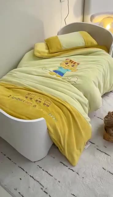 91家纺网 家纺一手货源 找家纺 喜多兔 2022新款全消光牛奶绒幼儿园三件套-小伙伴 黄色哈喽小猫咪