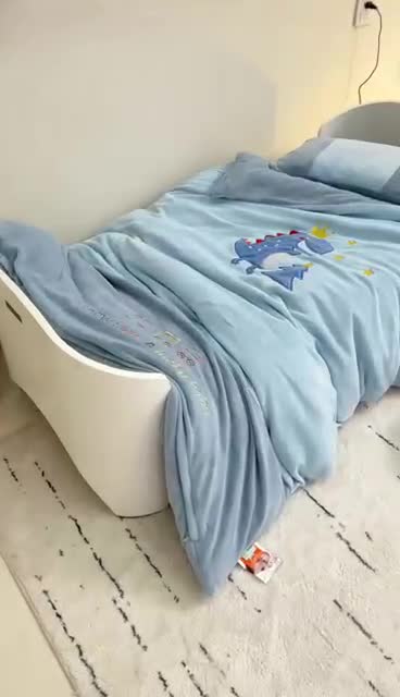 91家纺网 家纺一手货源 找家纺 喜多兔 2022新款全消光牛奶绒幼儿园三件套-小伙伴 蓝色大嘴皇冠恐龙