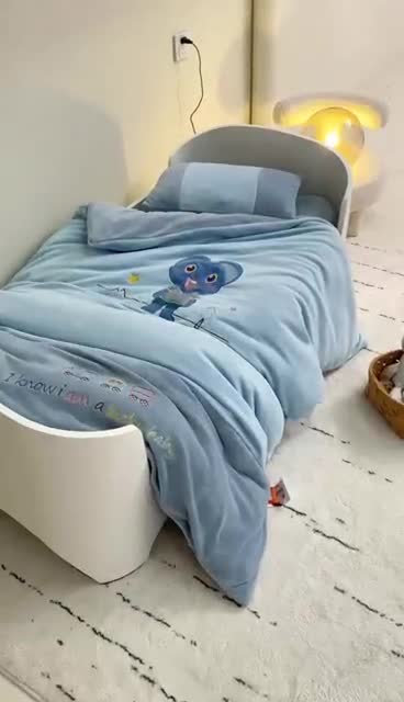 91家纺网 家纺一手货源 找家纺 喜多兔 2022新款全消光牛奶绒幼儿园三件套-小伙伴 蓝色魅力小熊仔