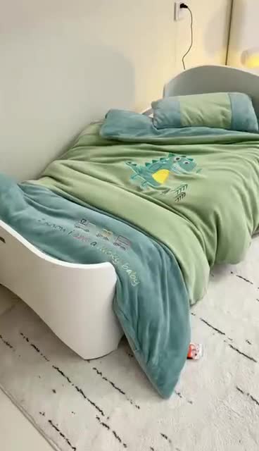 91家纺网 家纺一手货源 找家纺 喜多兔 2022新款全消光牛奶绒幼儿园三件套-小伙伴 绿色搞怪小恐龙