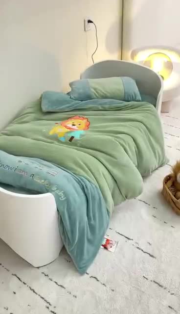 91家纺网 家纺一手货源 找家纺 喜多兔 2022新款全消光牛奶绒幼儿园三件套-小伙伴 绿色森林小狮子