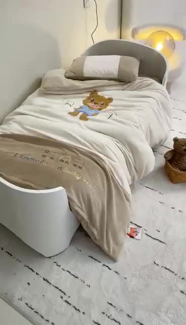 91家纺网 家纺一手货源 找家纺 喜多兔 2022新款全消光牛奶绒幼儿园三件套-小伙伴 米色哆咪小