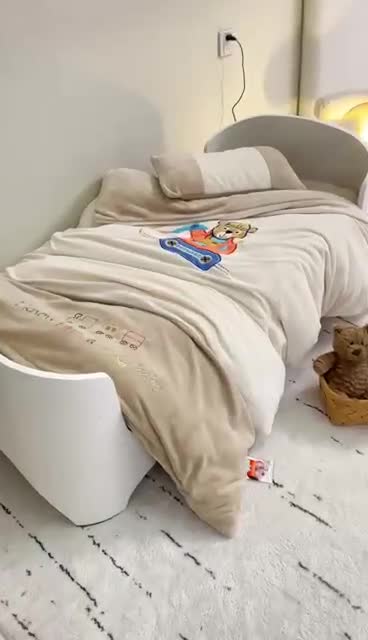 91家纺网 家纺一手货源 找家纺 喜多兔 2022新款全消光牛奶绒幼儿园三件套-小伙伴 米色快乐挖掘机