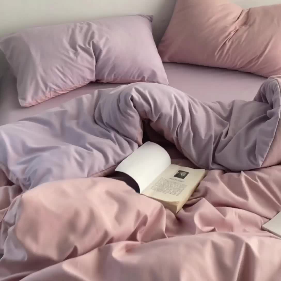 91家纺网 家纺一手货源 找家纺 贝拉梦 2023亲肤棉北欧简约风纯色双拼105G单品被套 香芋奶紫