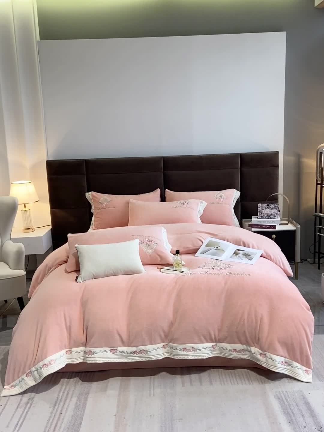 91家纺网 家纺一手货源 找家纺 可以家居 2022爆款全消光蚕丝牛奶绒四件套 香榭—贵族粉