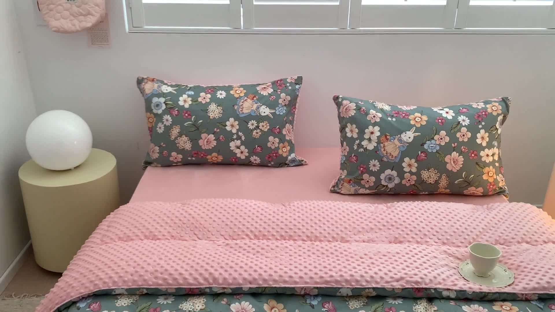 91家纺网 家纺一手货源 找家纺 星期八 2022新款复古碎花豆豆被 梦幻花园兔