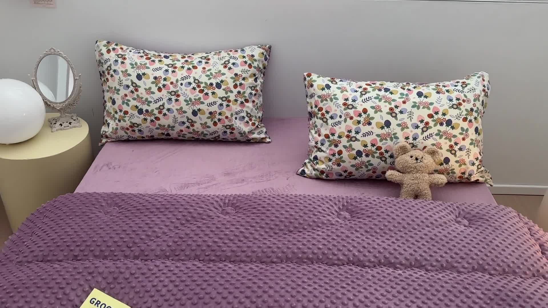 91家纺网 家纺一手货源 找家纺 星期八 2022新款复古碎花豆豆被 花间草莓