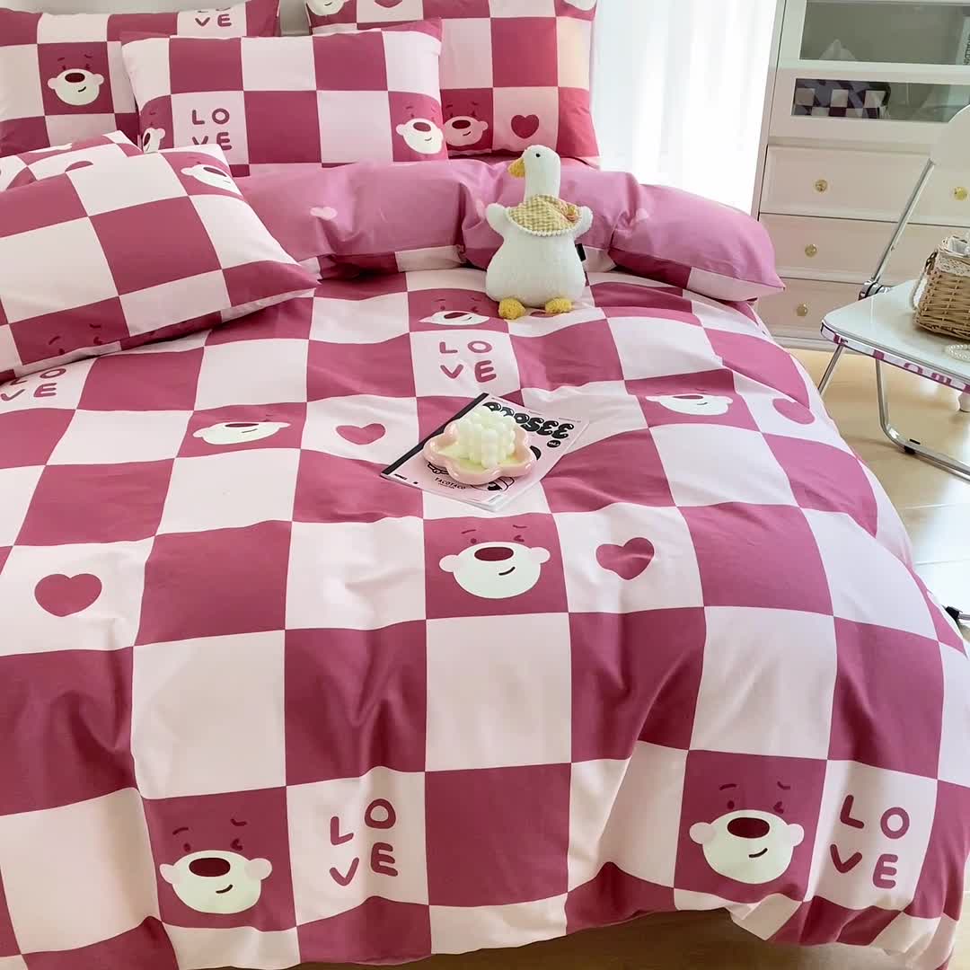 91家纺网 家纺一手货源 找家纺 星巴k家纺 2023全棉13372花卉印花简约四件套草莓熊