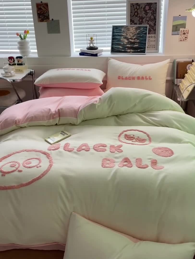 91家纺网 家纺一手货源 找家纺 眠帛家纺 2023新款水洗棉毛巾绣四件套煤球系列 煤球奶油粉