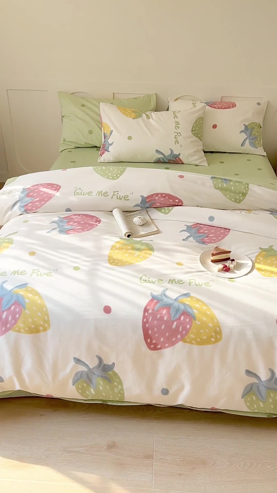 91家纺网 家纺一手货源 找家纺 希文 2023新款全棉13372印花四件套 晚风告白系列 彩色草莓