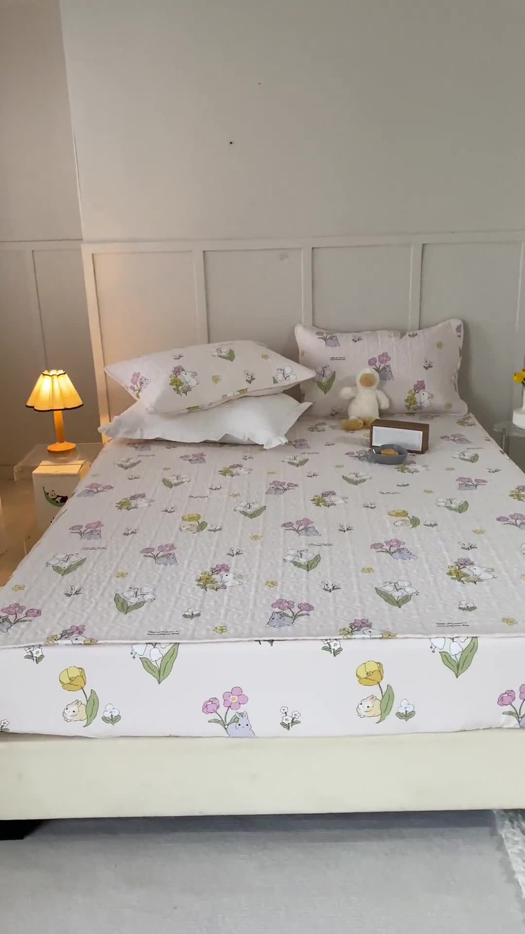 91家纺网 家纺一手货源 找家纺 忘忧草 2023新款全棉夹棉床笠纯棉印花小清新花卉系列 园林兔-玉