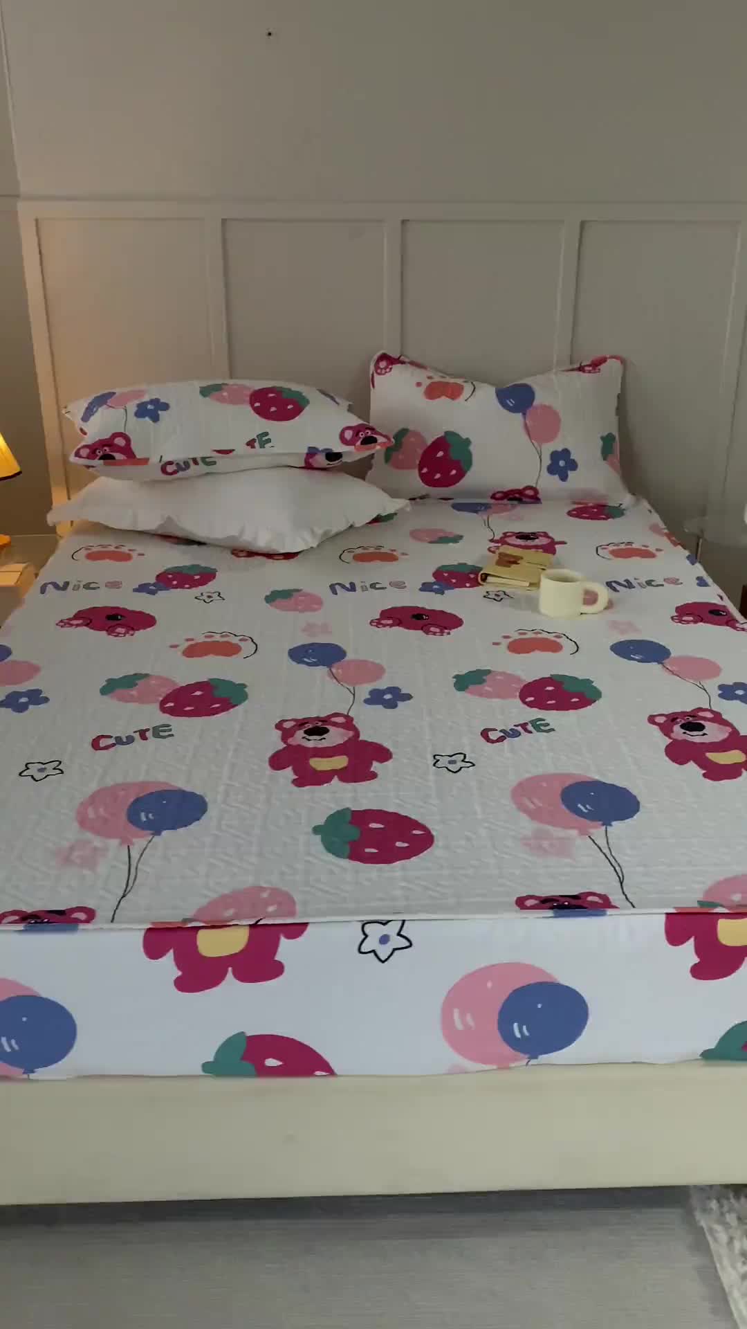 91家纺网 家纺一手货源 找家纺 忘忧草 2023新款全棉夹棉床笠纯棉印花小清新花卉系列 草莓熊