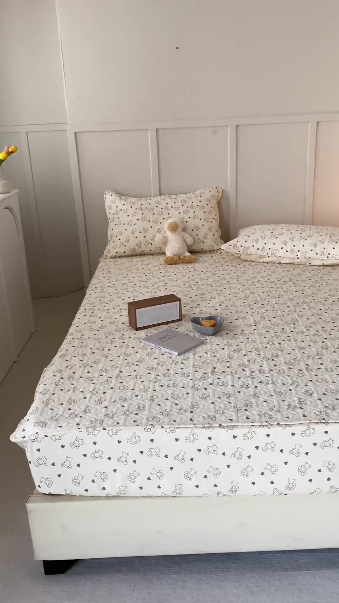 91家纺网 家纺一手货源 找家纺 忘忧草 2023新款全棉夹棉床笠纯棉印花小清新花卉系列 贝贝熊