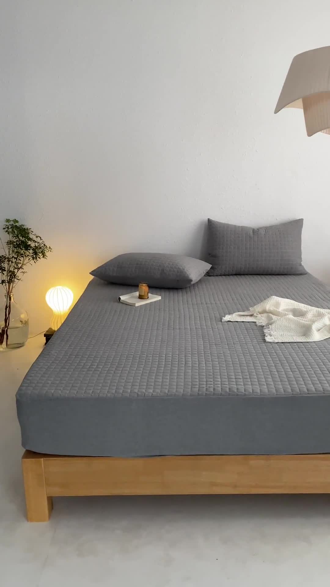 91家纺网 家纺一手货源 找家纺 忘忧草 2023新款全棉色织水洗棉夹棉床笠纯棉无印风格纯色 格韵-浅灰