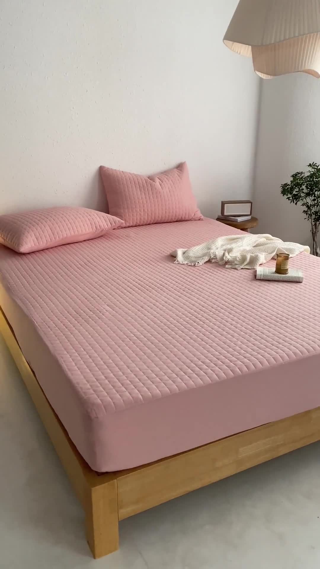 91家纺网 家纺一手货源 找家纺 忘忧草 2023新款全棉色织水洗棉夹棉床笠纯棉无印风格纯色 格韵-粉玉