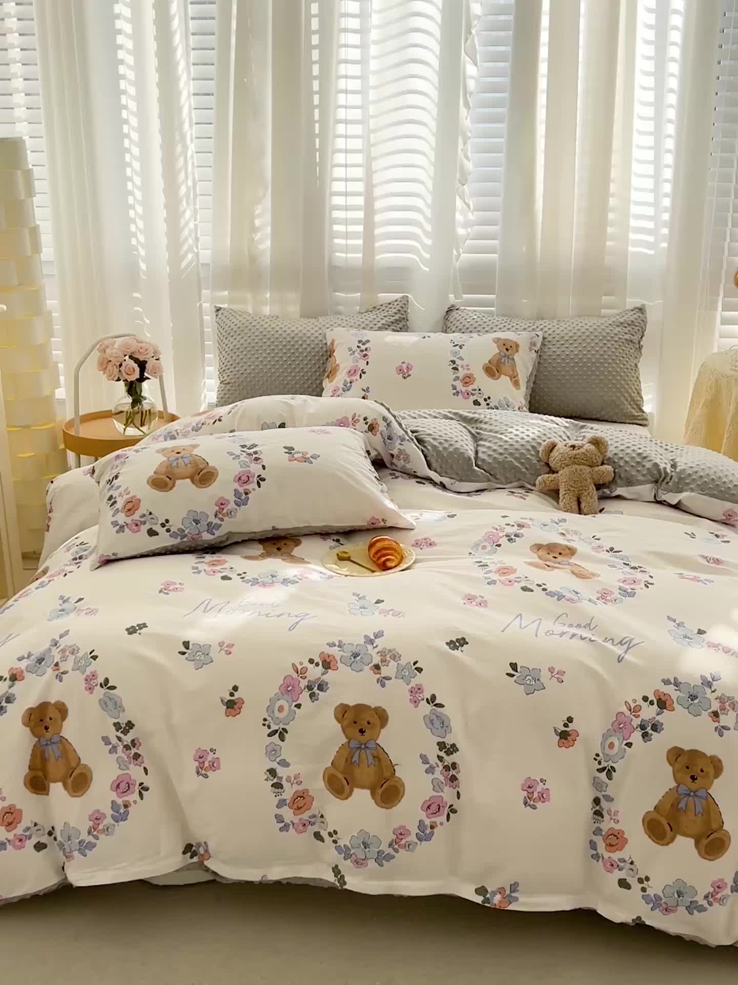 91家纺网 家纺一手货源 找家纺 梦家居 2023新款全棉加安抚豆豆绒被套两件套三件套 花环小熊