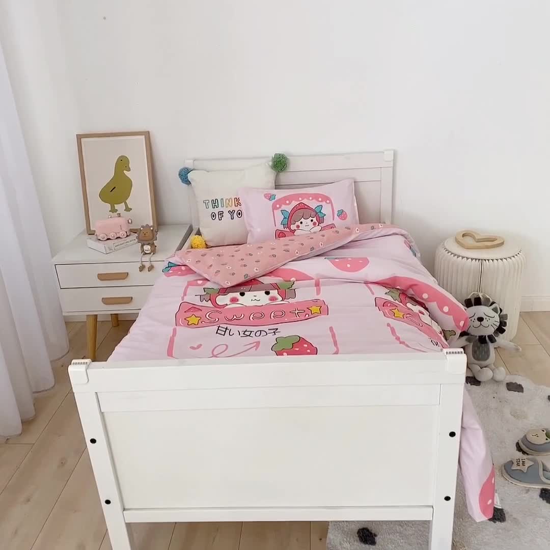 91家纺网 家纺一手货源 找家纺 鱼宝 2022新款全棉幼儿园婴童套件多件套草莓姑娘