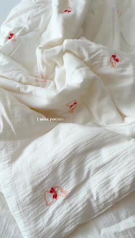 91家纺网 家纺一手货源 找家纺 木楌 2024新款双层皱皱纱刺绣款夏被 领结兔