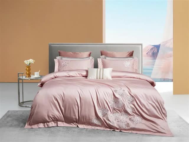 91家纺网 家纺一手货源 找家纺 爱情故事 2025新款居家140支轻奢贡缎长绒棉刺绣四件套 满园-粉