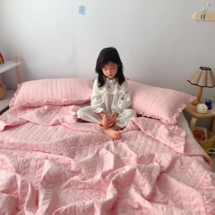 91家纺网 家纺一手货源 找家纺 乐卧家居 2026新款韩国INS风简约时尚绗缝荷叶边夏被 粉色