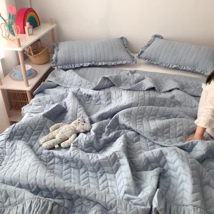 91家纺网 家纺一手货源 找家纺 乐卧家居 2026新款韩国INS风简约时尚绗缝荷叶边夏被 蓝色