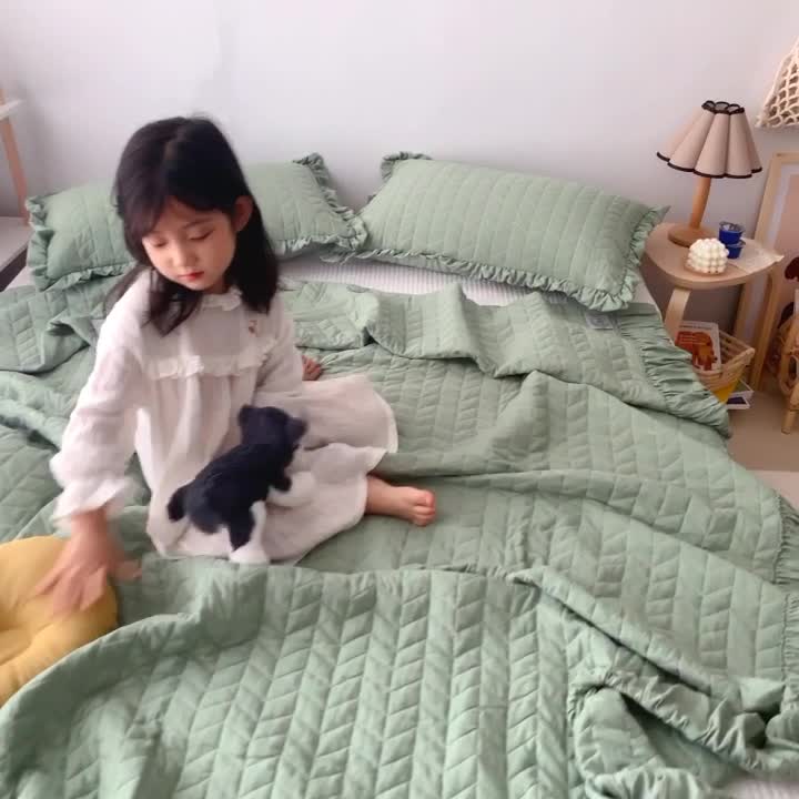 91家纺网 家纺一手货源 找家纺 乐卧家居 2026新款韩国INS风简约时尚绗缝荷叶边夏被 绿色