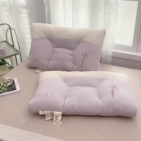 91家纺网 家纺一手货源 找家纺 赛格时代家居 2023新款草本3D护颈羽丝绒枕 双拼紫48*74