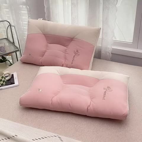 91家纺网 家纺一手货源 找家纺 赛格时代家居 2023新款草本3D护颈羽丝绒枕 双拼粉48*74