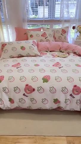 91家纺网 家纺一手货源 找家纺 晨希2023年新款全棉卡通印花简约款多规格四件套  草莓熊