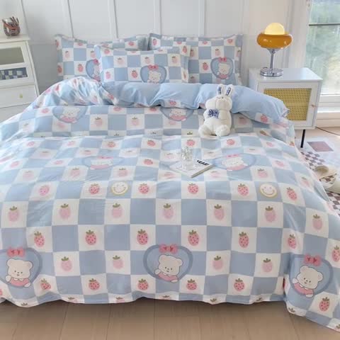 91家纺网 家纺一手货源 找家纺 帛织澜  2025新款全棉喷气12868系列纯棉四件套 草莓小熊-兰