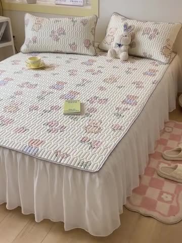 91家纺网 家纺一手货源 找家纺 金爱家 2023新款凉感丝乳胶软凉席床裙款三件套 小小熊